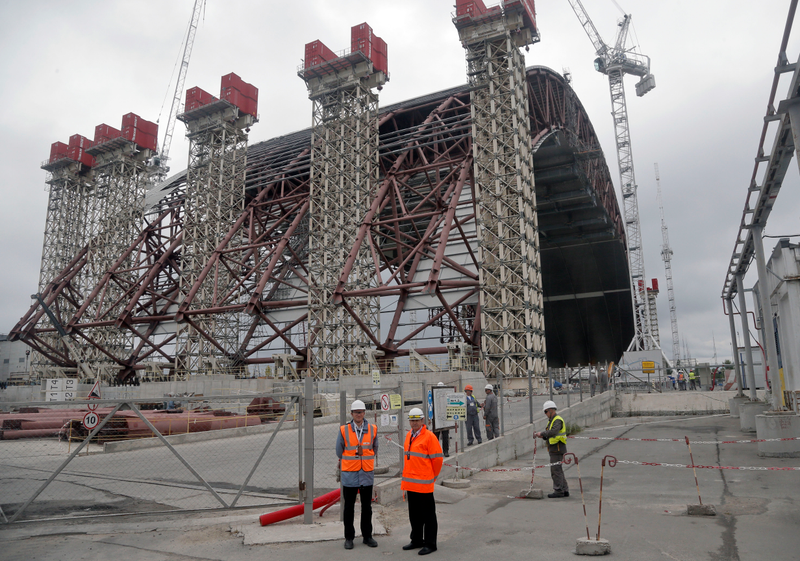 Illustration for article titled This Massive Steel Structure Will Entomb Chernobyl's Reactor 4